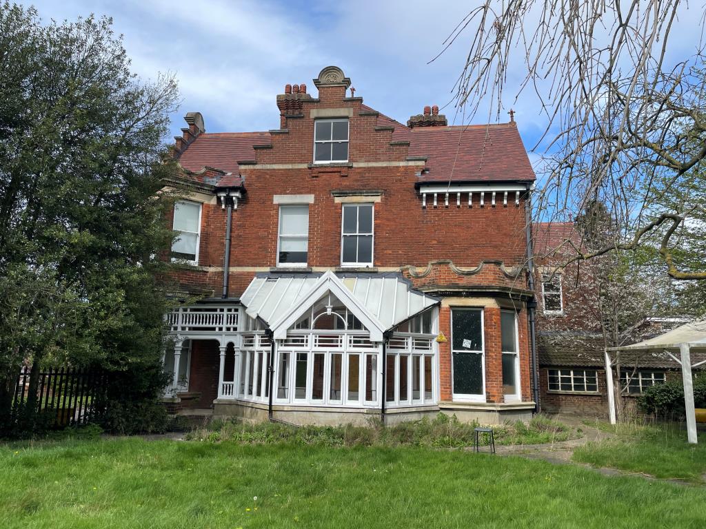 Lot: 172 - ATTRACTIVE BUILDING ON GOOD SIZE PLOT WITH PARKING OFFERING POTENTIAL - External view of building showing conservatory
